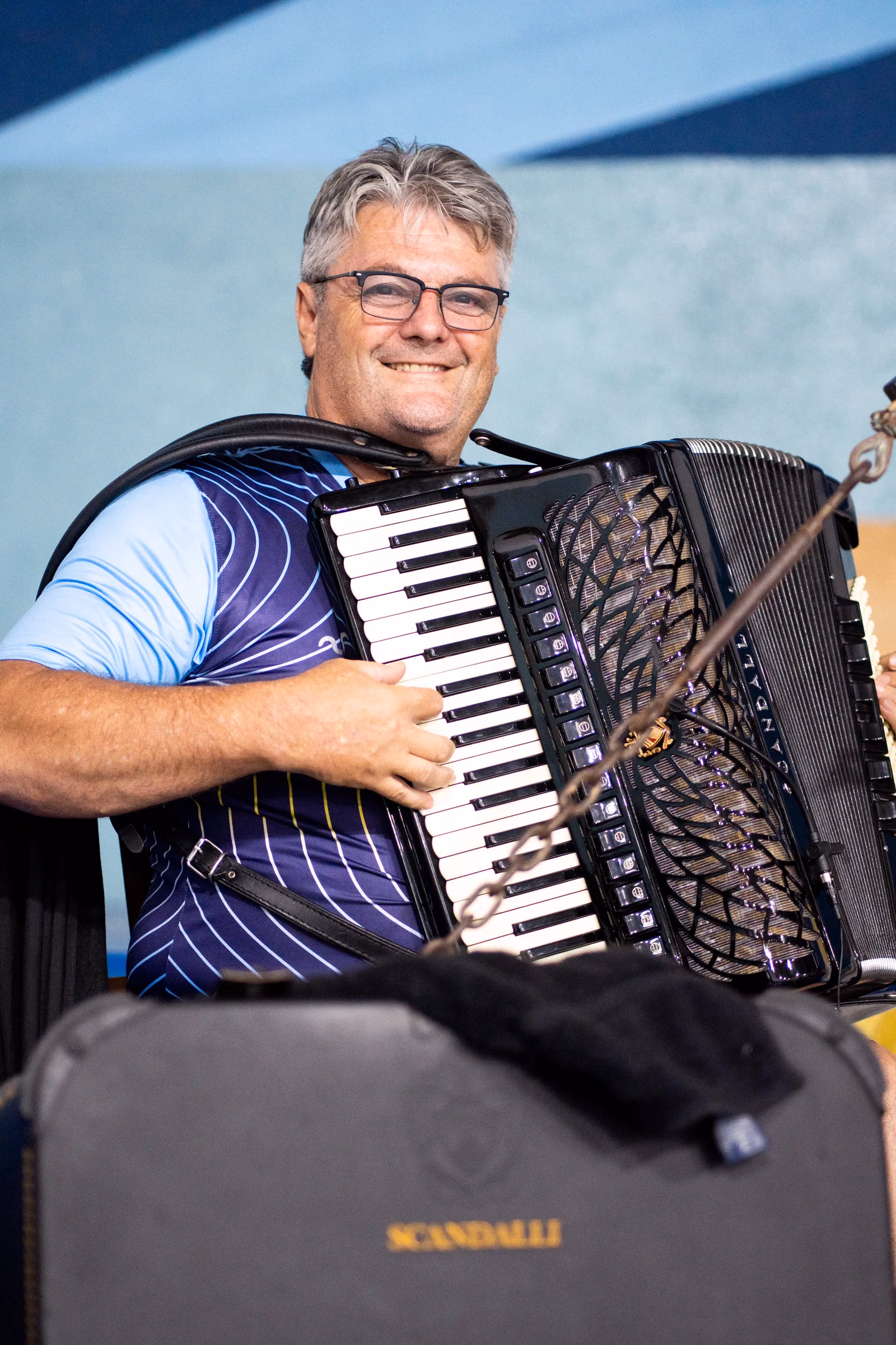 Carlos Walter Gialdi, fundador de GOA, sonriendo con su acordeón